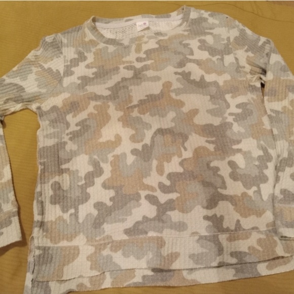 Bundle of 2 Camo Long Sleeve Light Sweaters - Picture 6 of 8